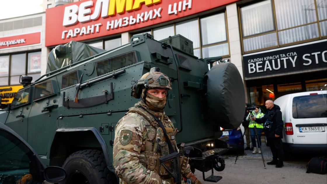 Kyiv gunman kills 6 and takes hostages before being shot dead by Ukraine police