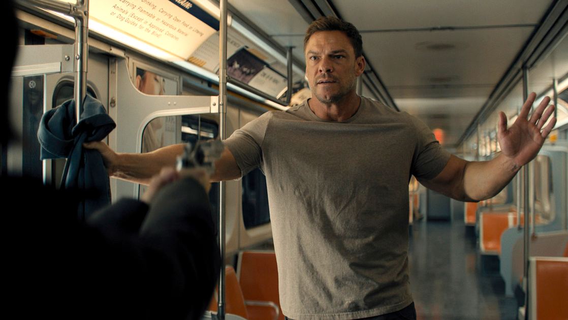 Alan Ritchson Is Back For 8 More Ass-Kicking Episodes in <i><em>Reacher </em></i>Season 4