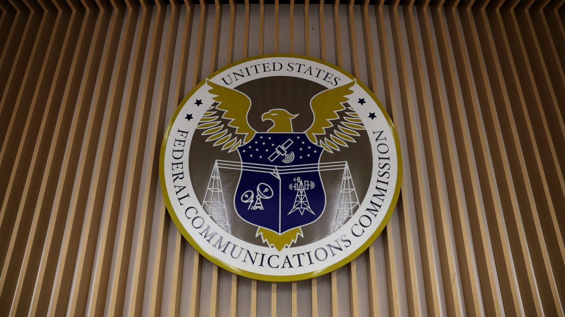 FCC chair wants to let prisons jam illegal cellphones