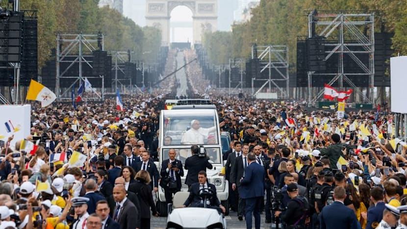 Hundreds of thousands in Paris cheer Pope Leo in largest event of French tour