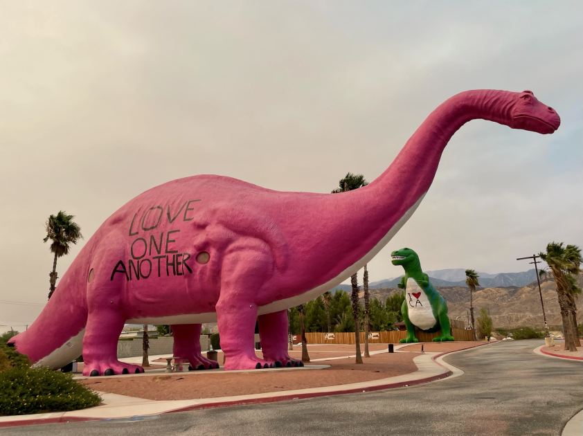 The giant dinosaurs still standing by America's roads