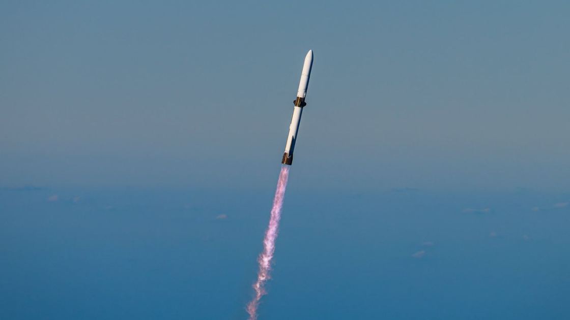  Blue Origin's New Glenn rocket explodes in massive fireball during prelaunch test 