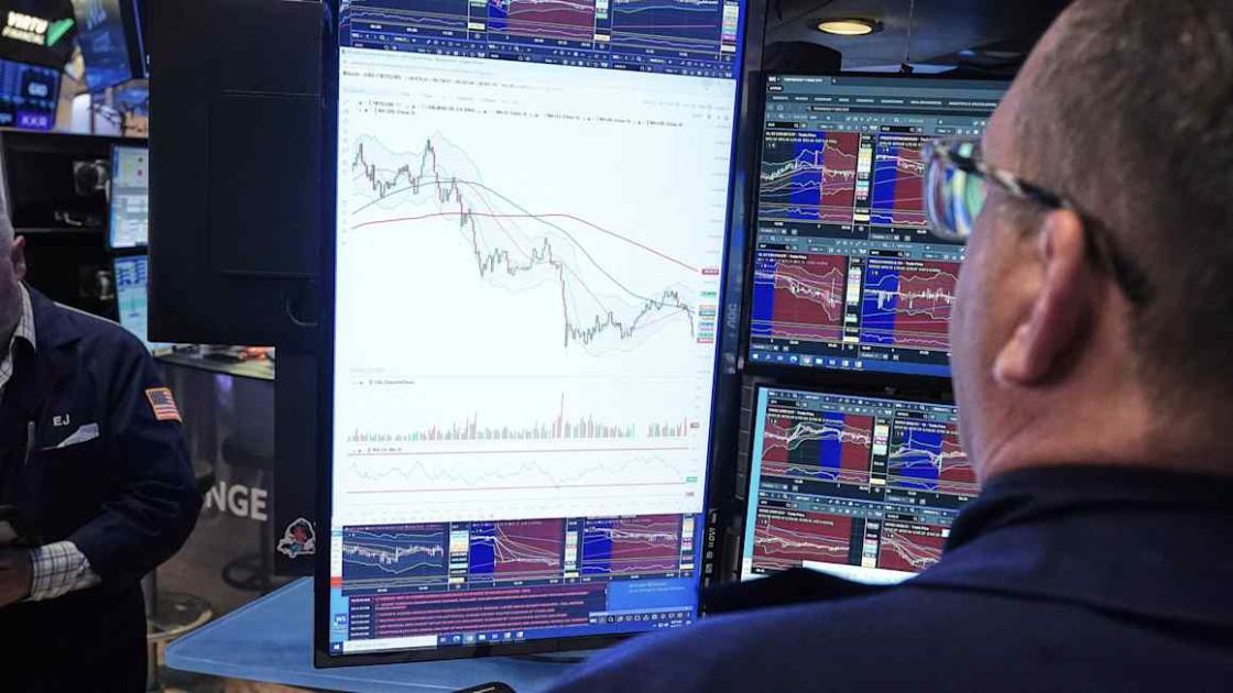 Nasdaq tumbles 4% as shares in chip and memory groups sink