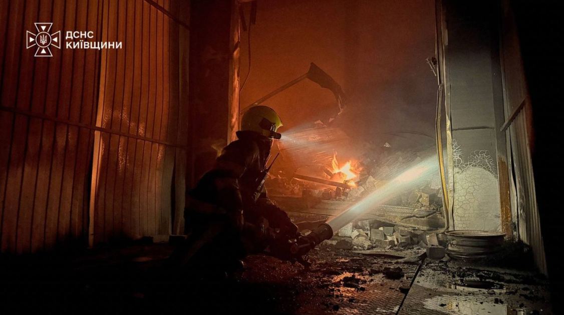 Під повторними ударами РФ рятувальники загасили пожежі у трьох складах на Київщині