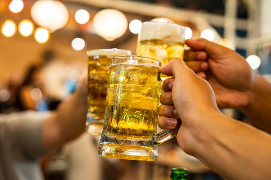 A Sports Cardiologist Explains When—and Why—to Cut Out Alcohol So You Can Run Stronger on Race Day
