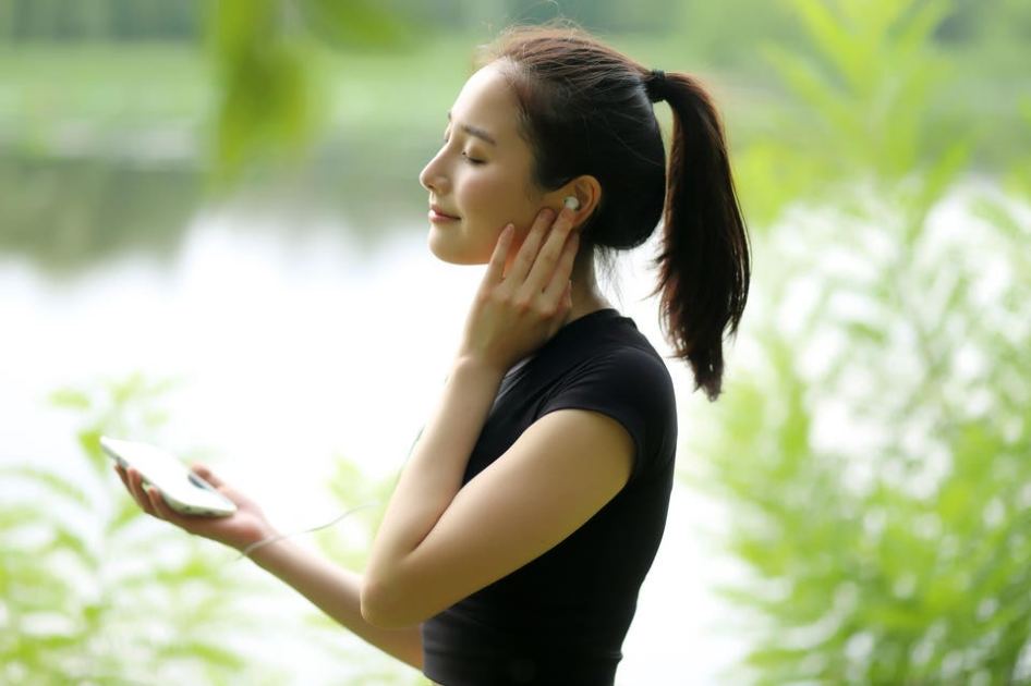 Wearing Earbuds Or Headphones To Get AI-Generated Mental Health Advice Spoken To You Personally And Privately