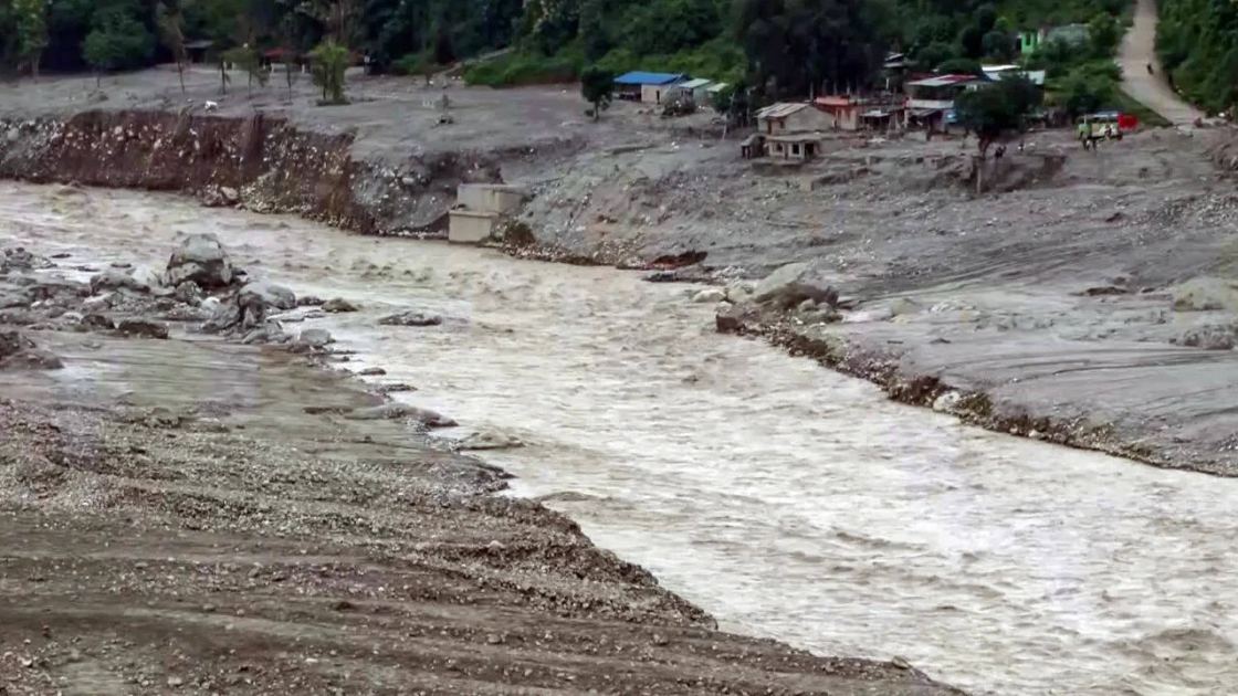 Nepal floods: Stranger ran past school screaming ‘Run, water’. It saved 370 kids, teachers