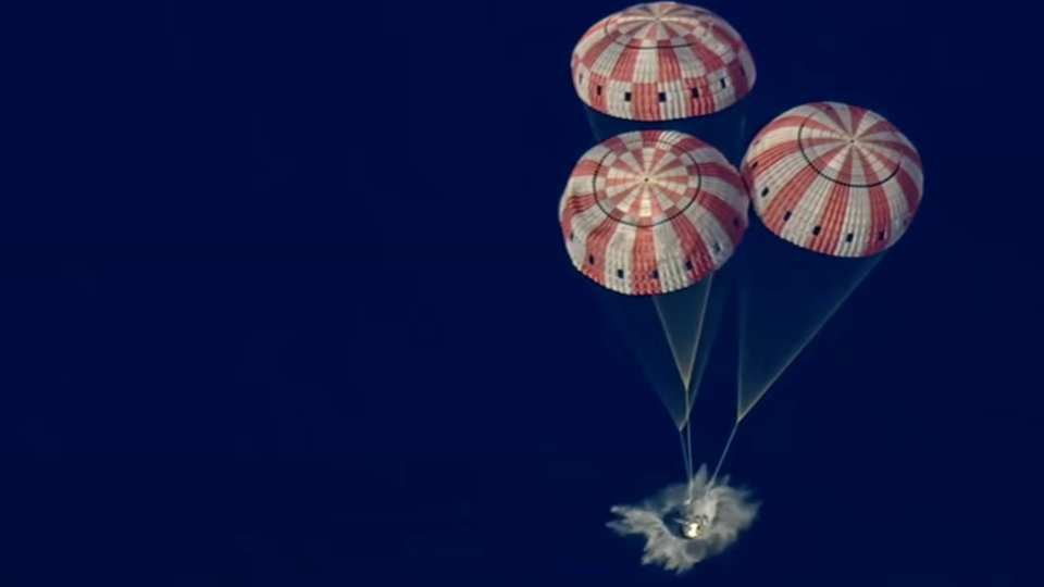 Artemis crew safely splashes down off California coast