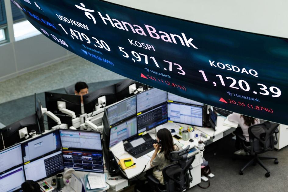 Emerging-Market Stocks Rise to Record High on Tech Boost