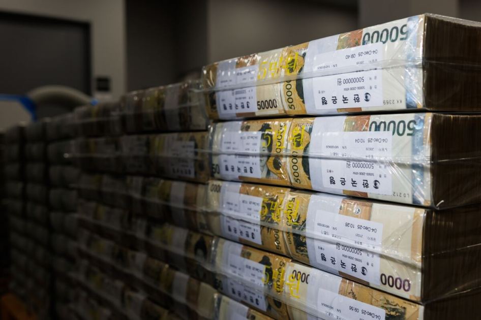 Emerging Assets Pare Gains as War Headlines Dominate Market