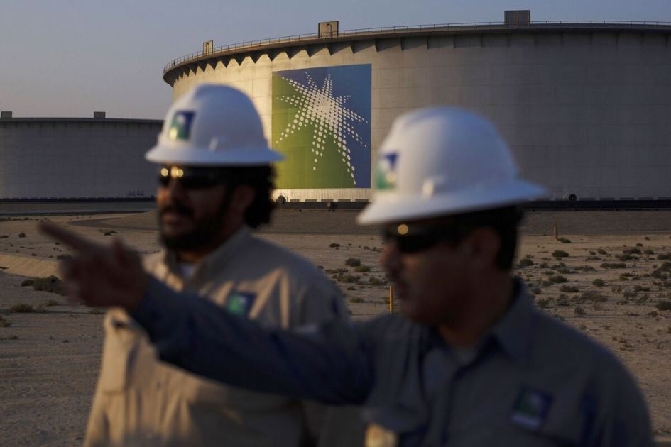 Saudis Slash Main Oil Price to Rare Discount as Market Dives
