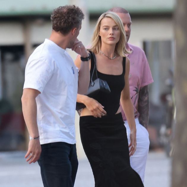  Margot Robbie Just Wore the Sophisticated Skirt-and-Shoe Combination That French Girls Love 