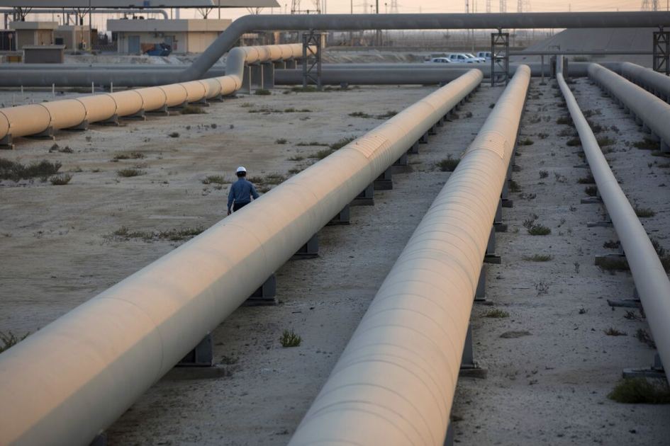 Oil Swings as Hormuz Flows Persist and OPEC+ Flags Higher Supply