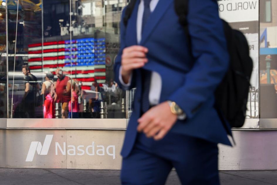 Tech Equity Sales Renew AI Debt-Binge Worries
