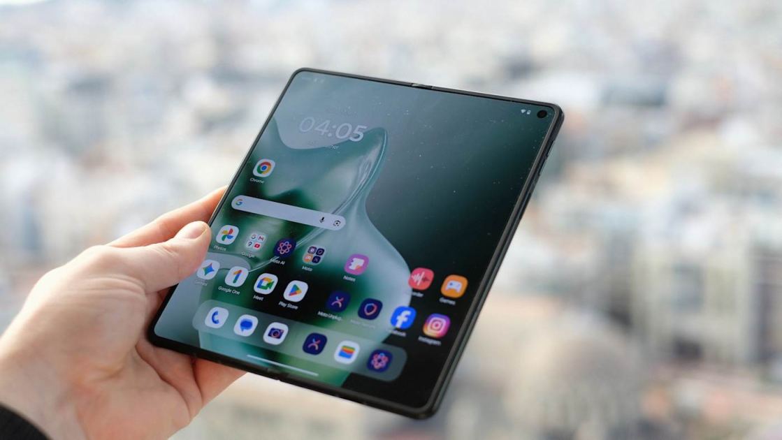 Motorola Razr Fold hands-on at MWC 2026: Bright screens, inside and out