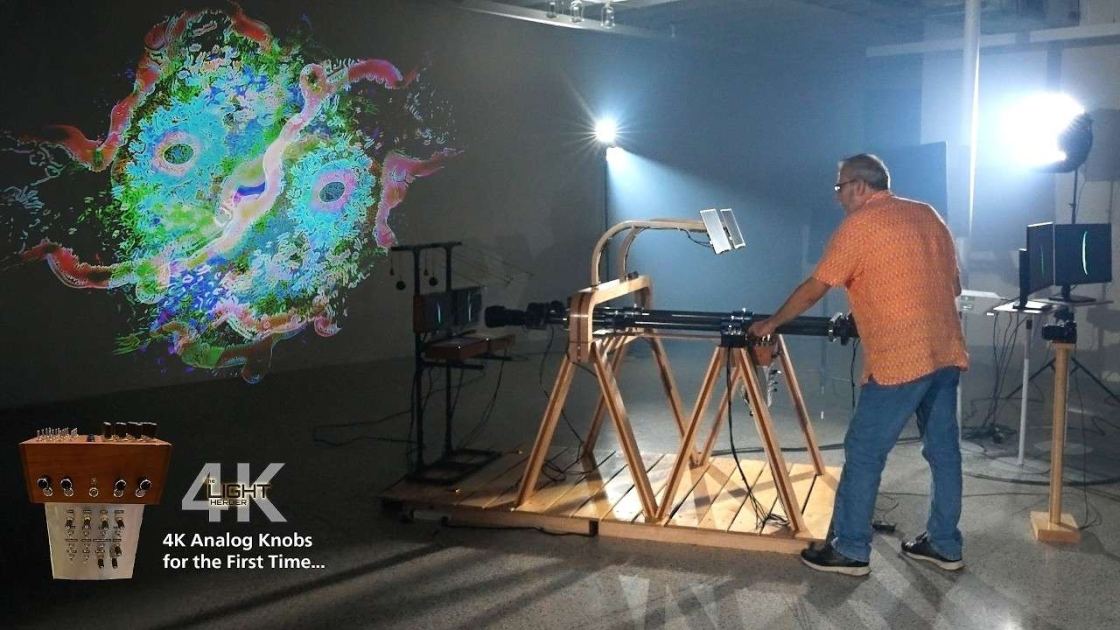 This man makes fractals without a computer, using cameras pointed at 4K screens