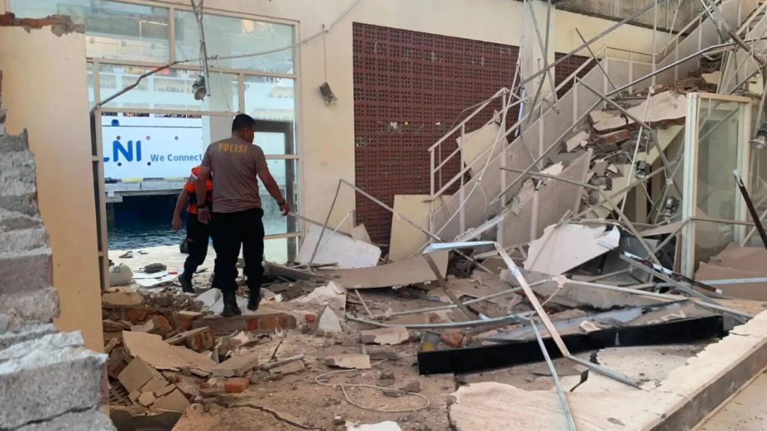 Strong tremor rocks Indonesia hours after 7.7 magnitude quake claims at least 38 lives