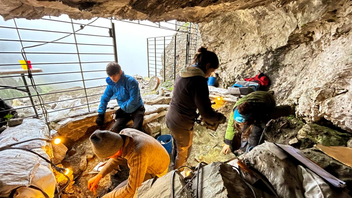  Mysterious green rocks in Pyrenees cave hint that prehistoric people were working copper there for 4,000 years 