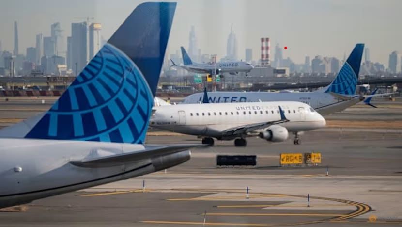 Passenger jet clips lamp-post, truck while landing at Newark