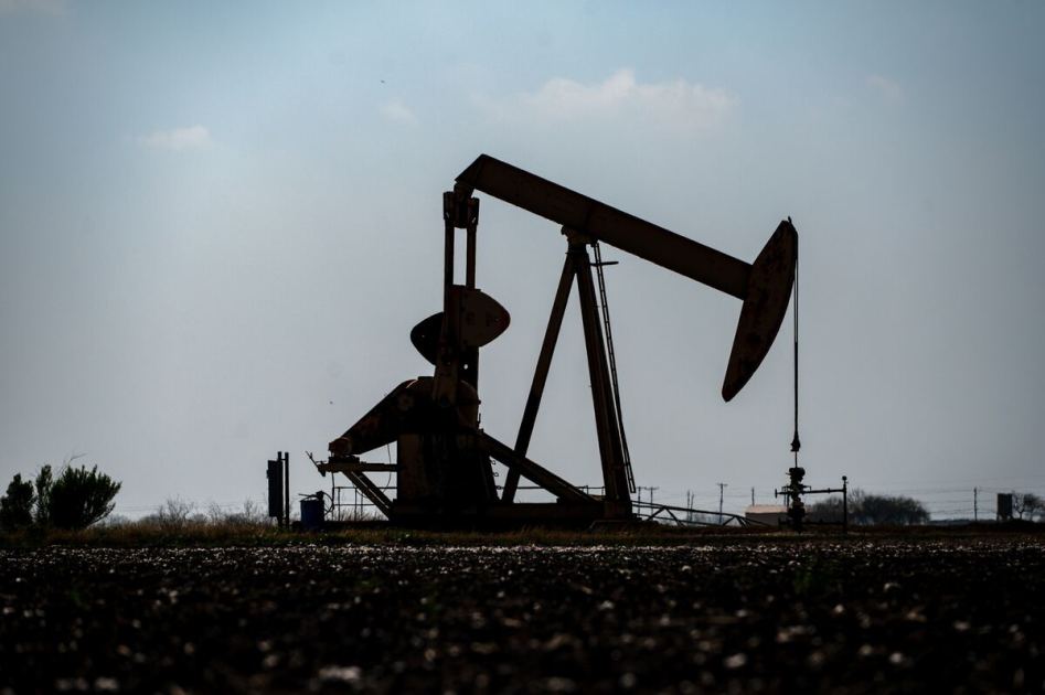 Oil Steadies After First Drop This Week on Peace Talk Optimism