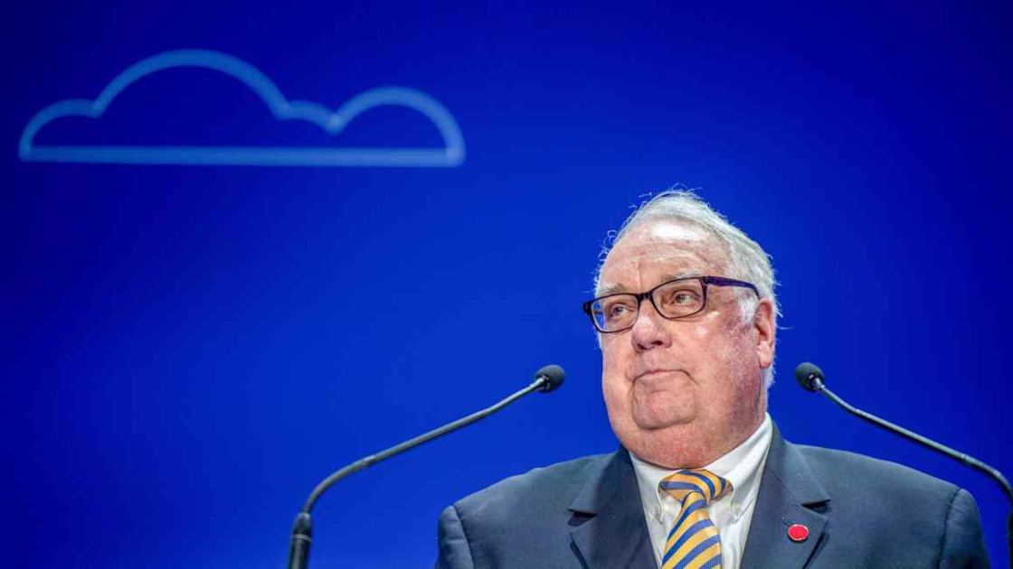 Howard Buffett to succeed father Warren as Berkshire Hathaway chair