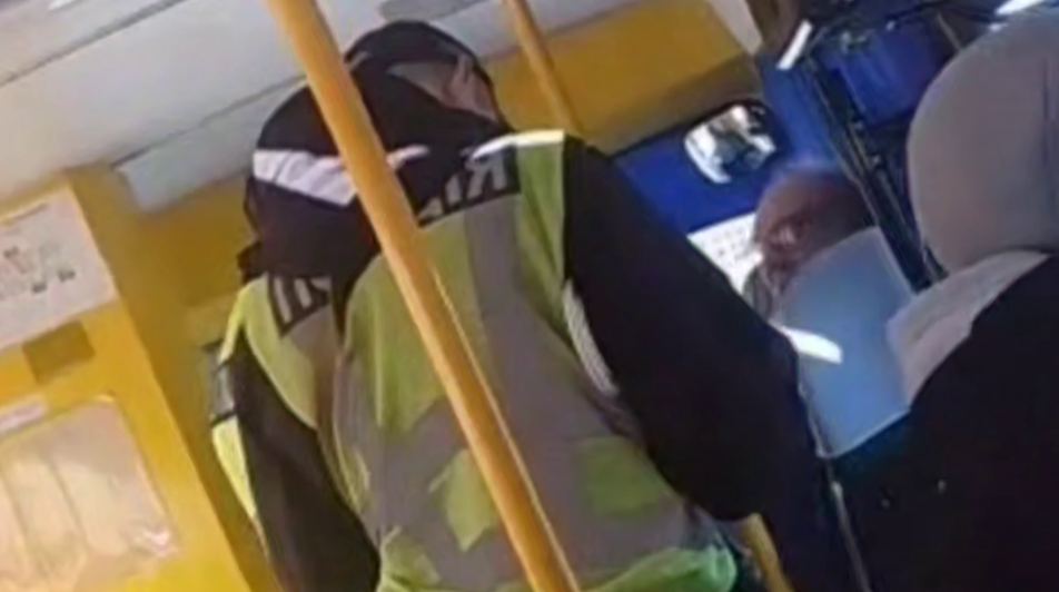 Поліцейські доставили до ТЦК чоловіка, який супроводжував дітей у шкільному автобусі