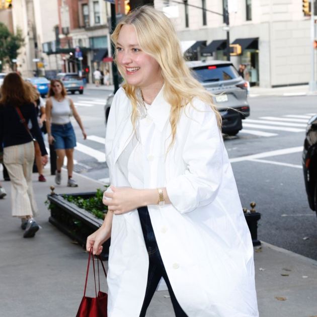  How to Spot an Elegant It Girl in Autumn 2026—These Timeless Jeans and This Trending Shoe 