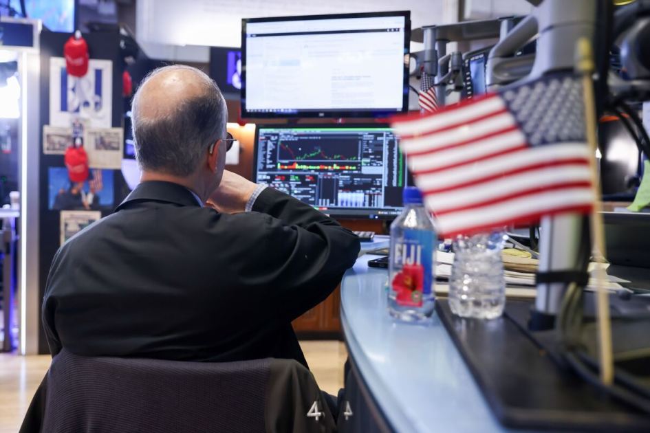 Asian Stocks Drop From Record High, Oil Steadies: Markets Wrap