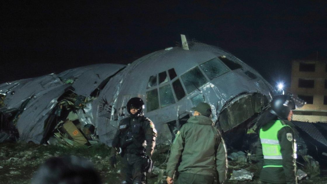 Plane carrying money crashes in Bolivia, killing 15 and sparking rush to pick bills