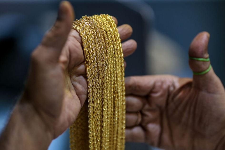 Gold Falls as Inflation Risks Outweigh Progress in US-Iran Talks