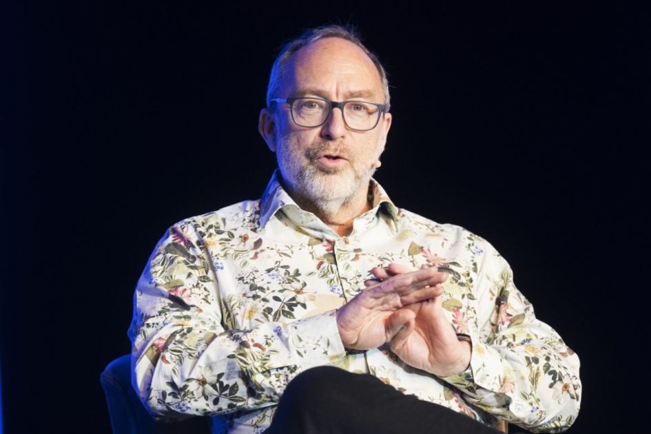 An Unbothered Jimmy Wales Calls Grokipedia a ‘Cartoon Imitation’ of Wikipedia