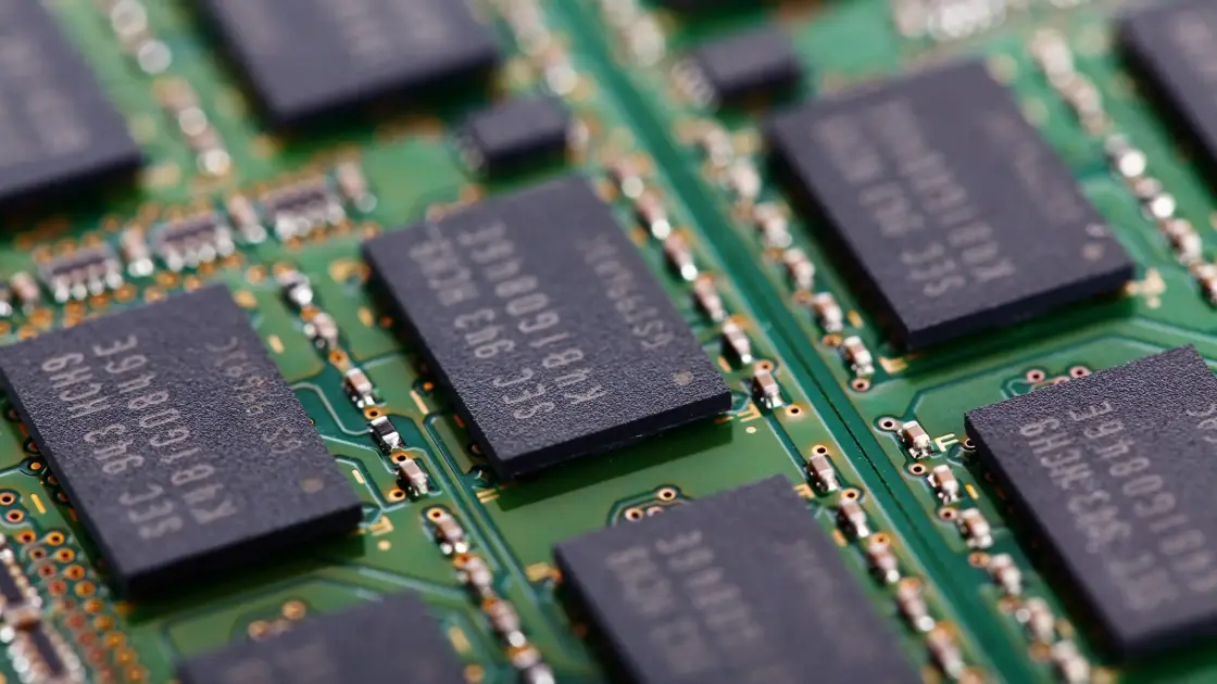 Apple reportedly tests Chinese memory chips for iPhone and MacBook