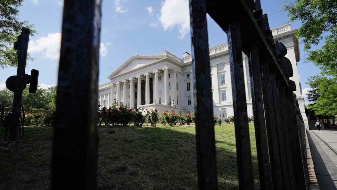 Wall Street banks boost Treasury holdings to highest level since 2007