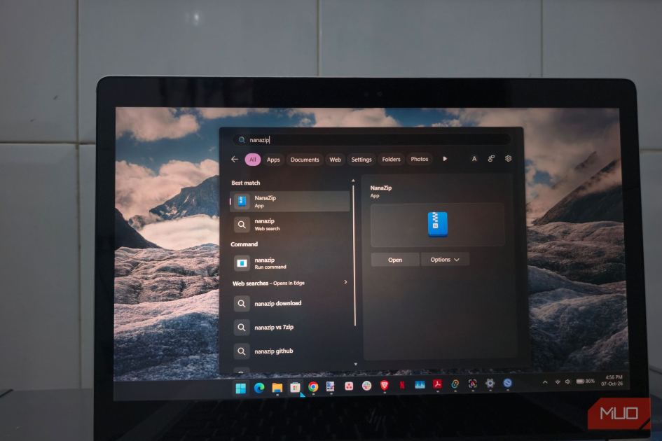 I replaced 7-Zip with the version that actually looks like it belongs on Windows 11