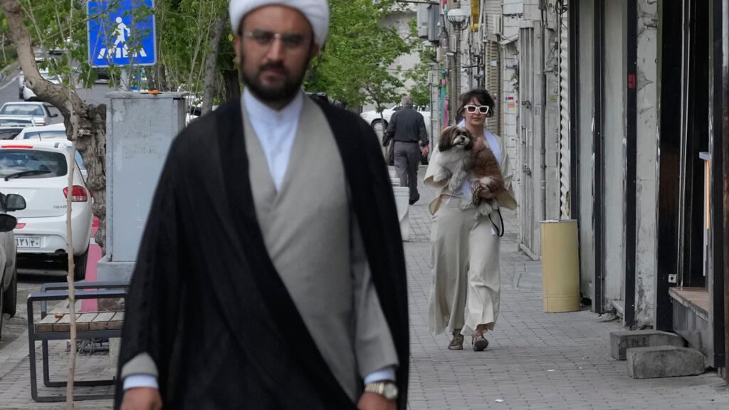 Middle East war live: US prolongs ceasefire but blockade continues