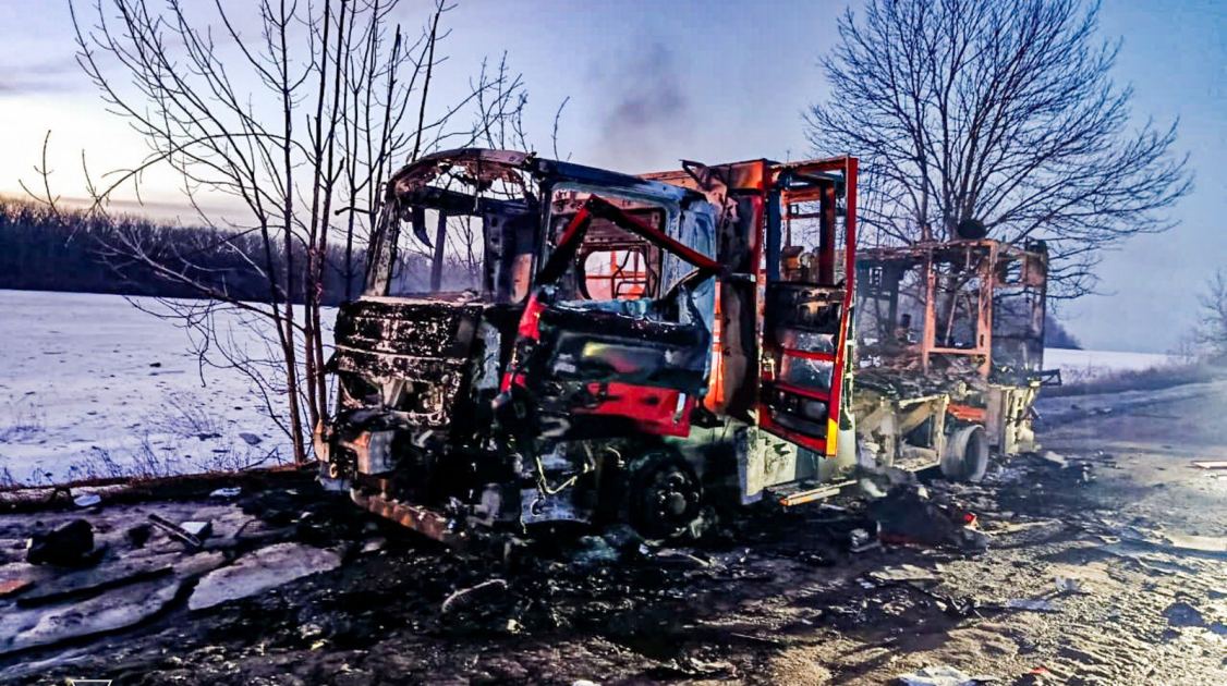 Росіяни прицільно вдарили по рятувальниках під час гасіння пожежі на Харківщині