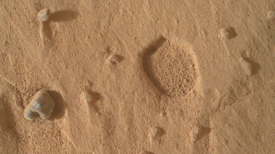  Curiosity rover spots odd 'footprints' on Mars | Space photo of the day for Sept. 15, 2026 
