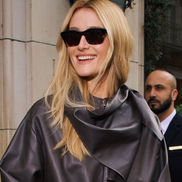  Sarah Pidgeon's Airport Look Included the French-Girl Jeans-and-Shoe Combo I'd 100% Fly In  