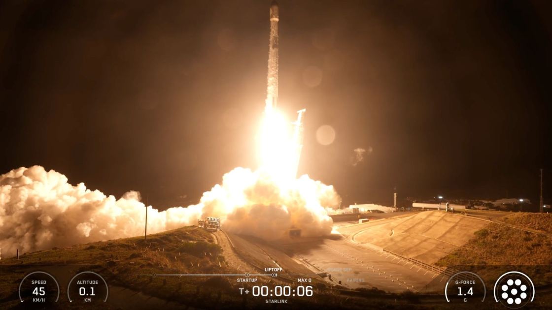  Happy Halloween! SpaceX launches 27 Starlink satellites to orbit from California 