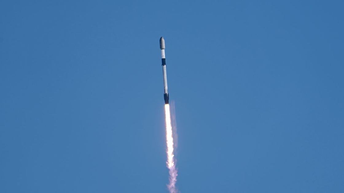  SpaceX launches 24 Starlink satellites to orbit from California (video) 