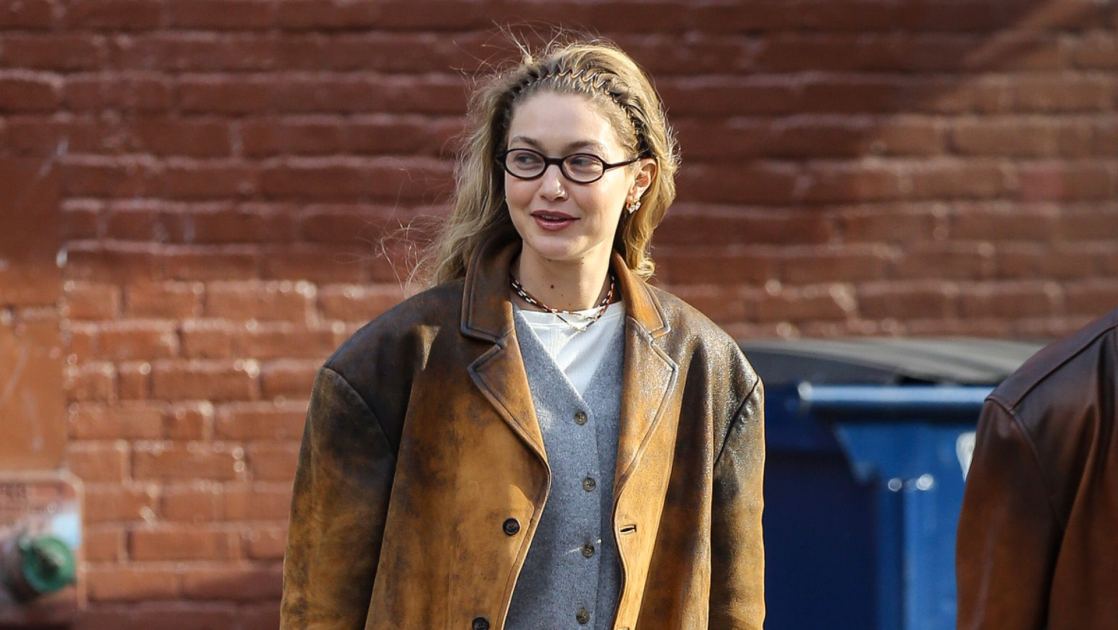  How to Spot a 2026/2027 Fashion Girl: These Non-Sneaker Shoes With Sweatpants 