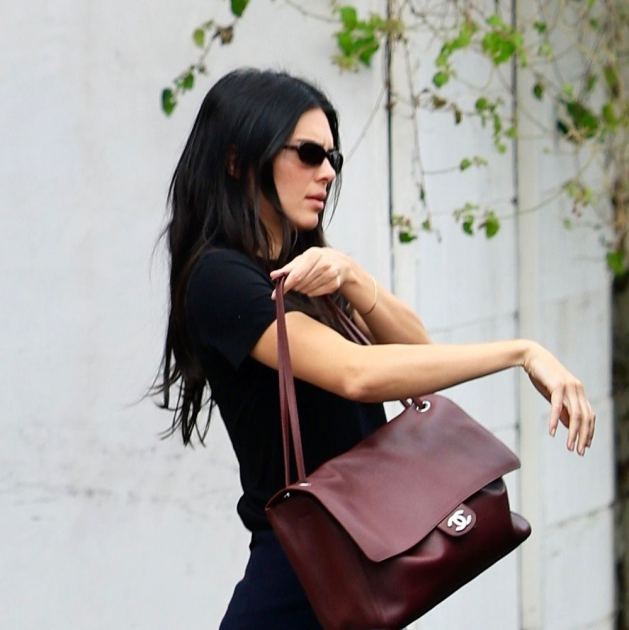  Kendall Doesn't Need to Be Told What Jean Color and Fit to Run Out and Buy—She's Already Wearing It 