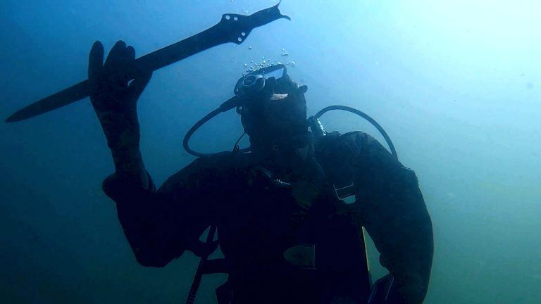  Bronze Age sword discovered in an Italian lake is still sharp after 3,300 years 