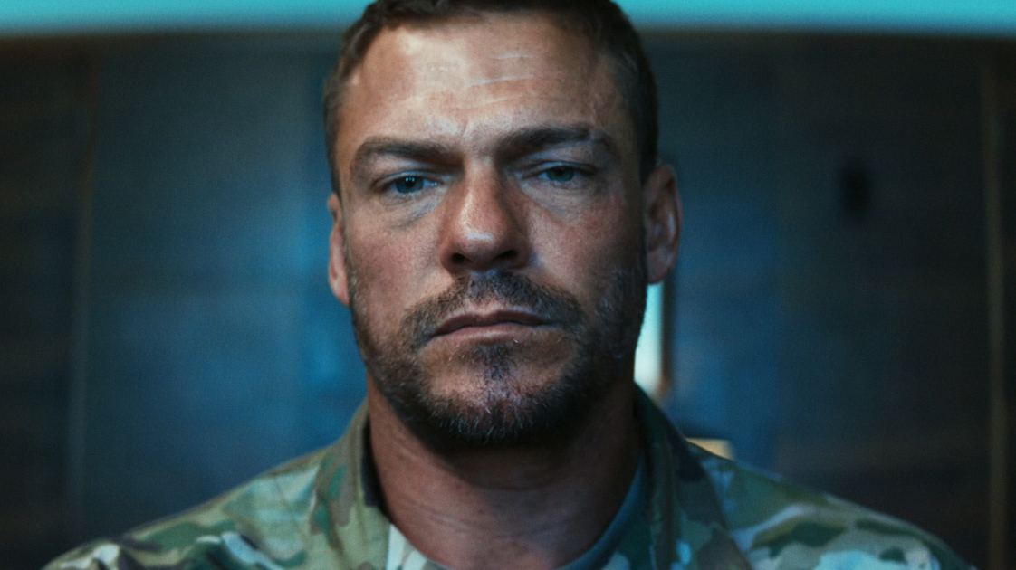 Alan Ritchson's War Machine Feels Like An Unofficial Prequel To A Forgotten Sci-Fi Movie
