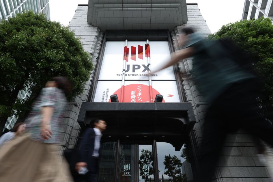 Japan’s Nikkei Slumps as Tech Selloff, Iran Tensions Deepen