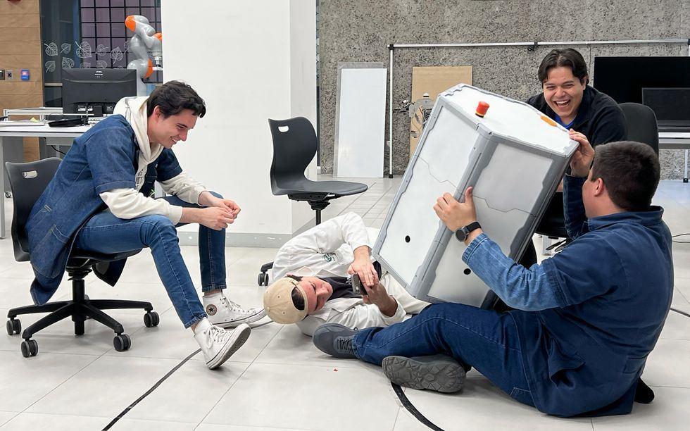 Mexican EPICS in IEEE Team Builds Portable Educational Platform