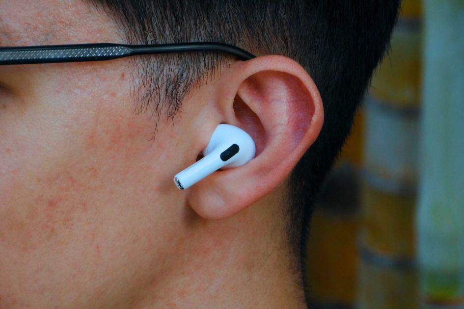 Report: Apple aiming to launch camera-equipped AirPods this fall