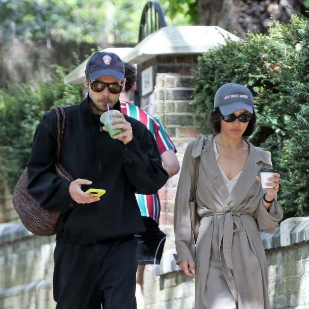  Zoë Kravitz Wore the Cool-Girl Flat-Shoe Trend That's Ideal For Those Long London Walks With Harry Styles 