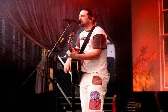 Noah Kahan Concertgoers Are Apparently Still Using Their Seats As Toilets