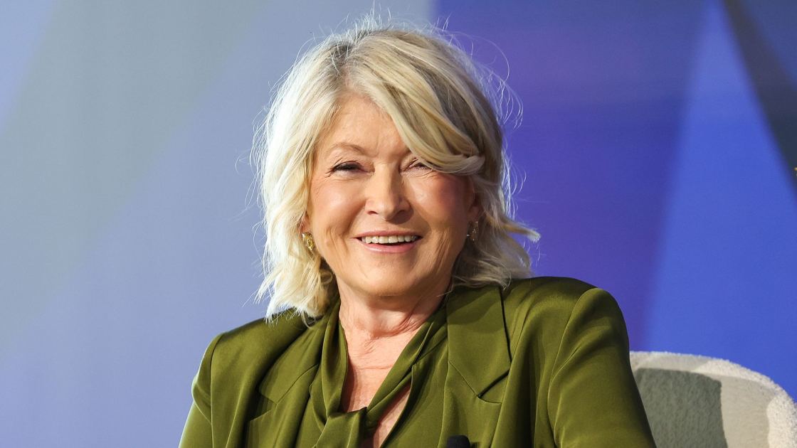  Martha Stewart's Halloween Flower Trick Turns Fading Garden Blooms Into Something Spooktacularly Chic 